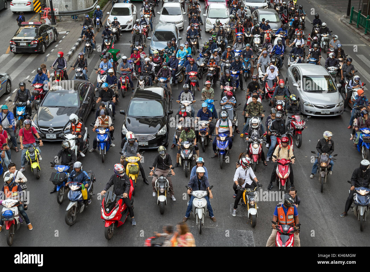 Eine Menge Motorroller und Autos an der Ampel auf der ratchadamri Road in Bangkok, Thailand, gesehen von oben. Stockfoto