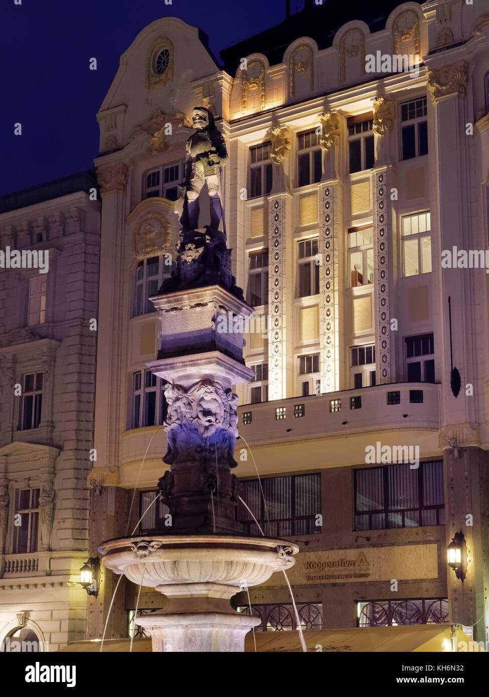 Roland Brunnen und Café Roland in Roland Palais am Hauptplatz Hlavne nam., Bratislava, Bratislavsky kraj, Slowakei, Europa Stockfoto