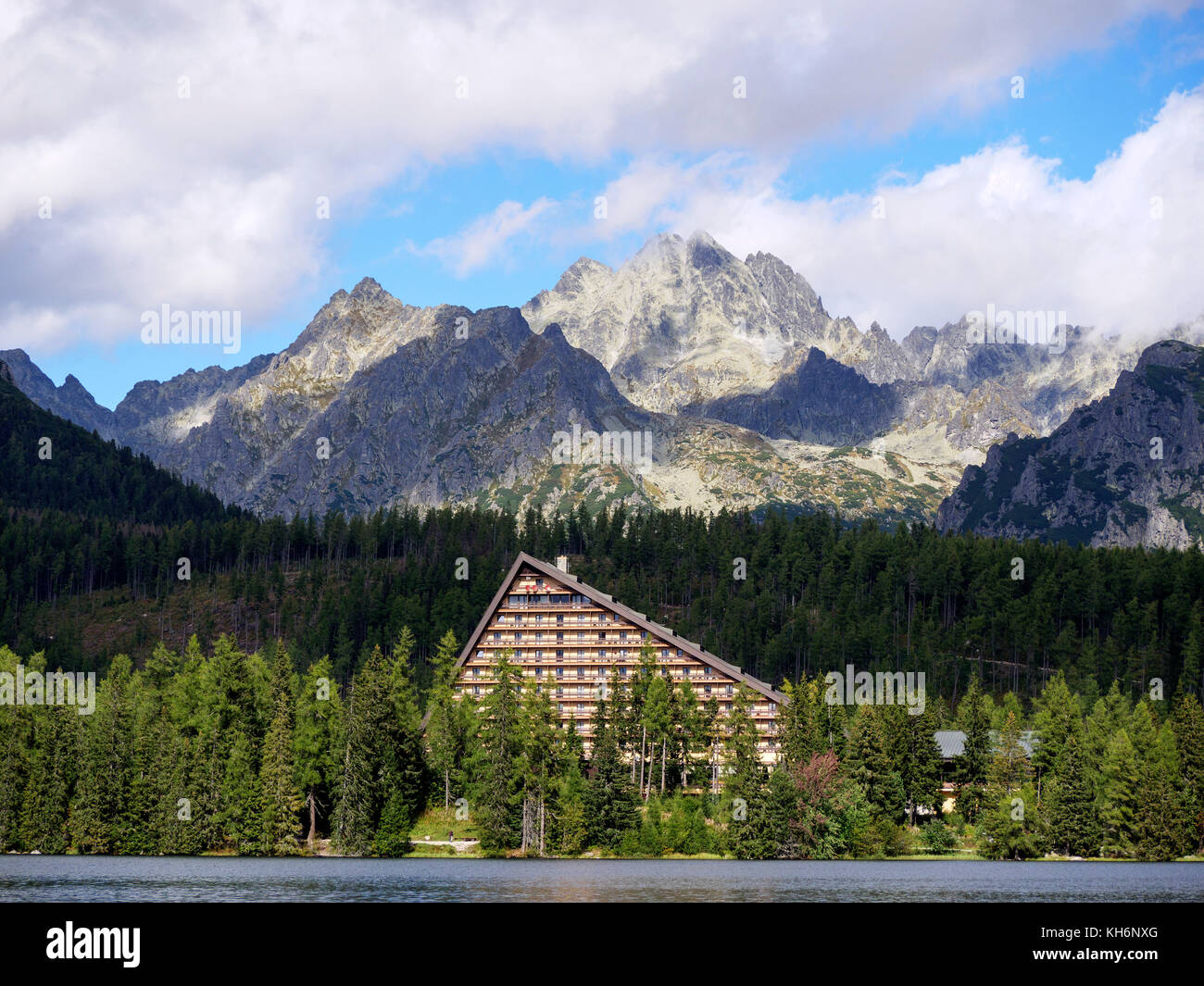 Hohe Tatra und Hotel in Strbske Pleso, Presovsky kraj, Slowakei, Europa Stockfoto