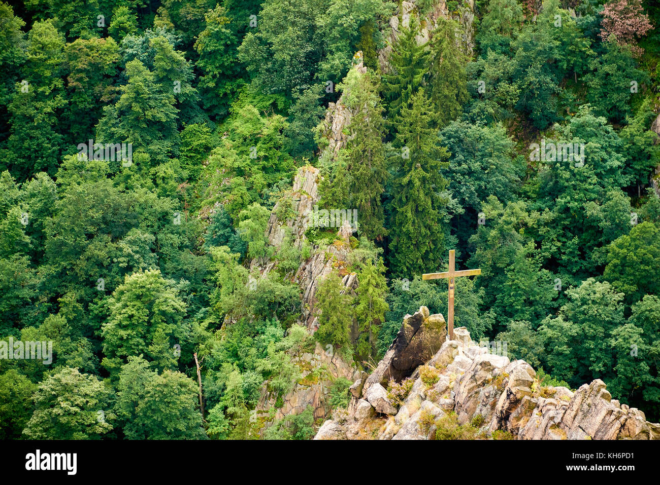 Freiheit auf der Spitze eines Hügels mit einem Gipfelkreuz Stockfoto