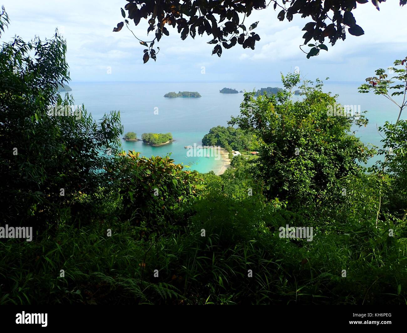 Eine Ansicht von elevatep Punkt über Strand in Parque Nacional de Isla Coiba, Panama. Stockfoto