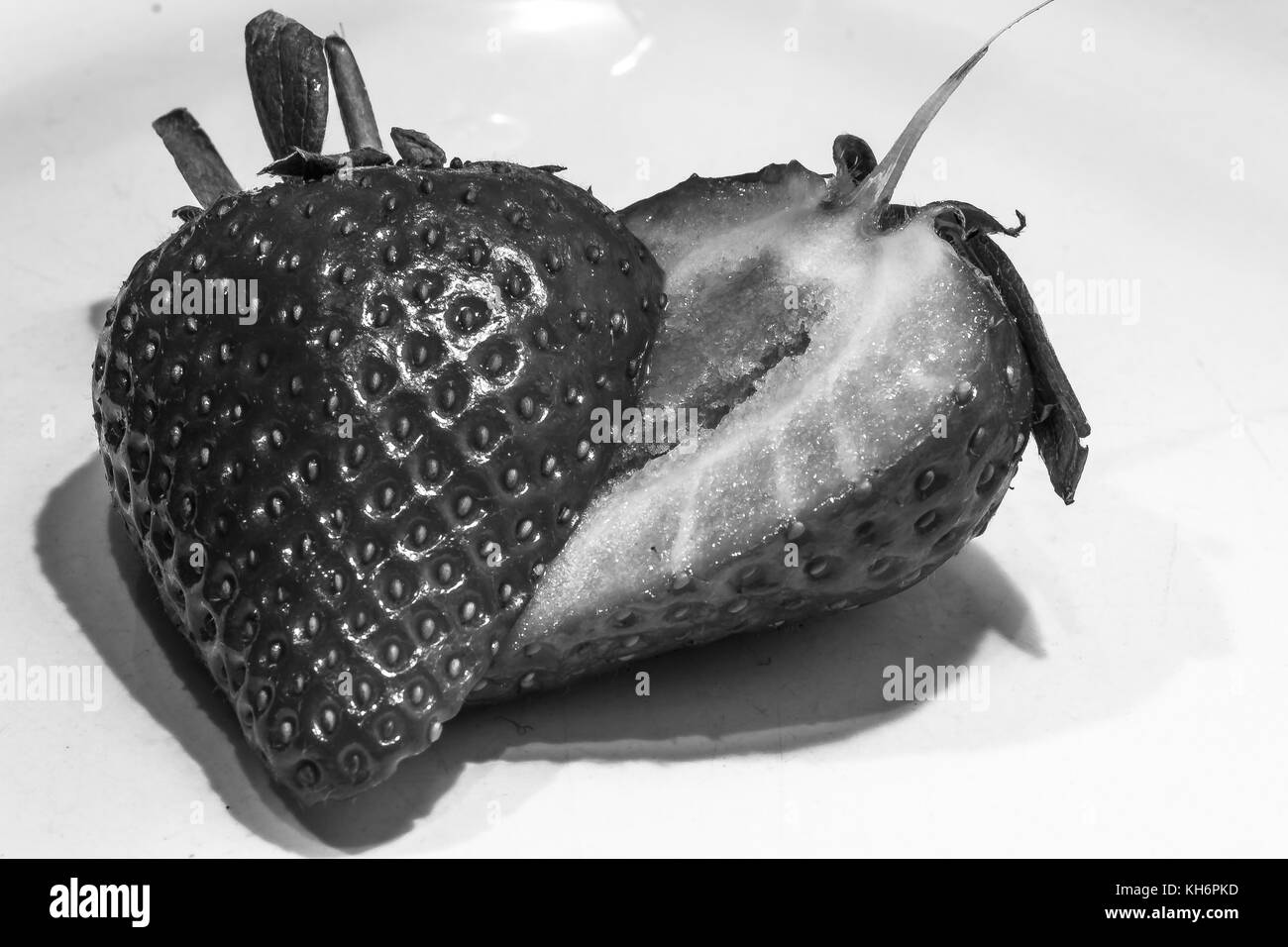 Schwarze und weiße Erdbeere Stockfoto