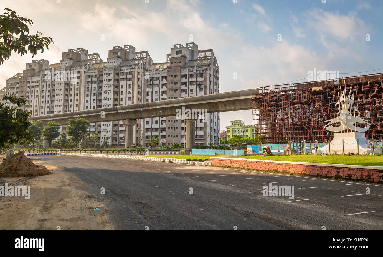 Stadt Wohngebäude mit im Bau über die Brücke als Teil der Stadt Entwicklungsprojekt in rajarhat Bereich von Kolkata, Indien Stockfoto