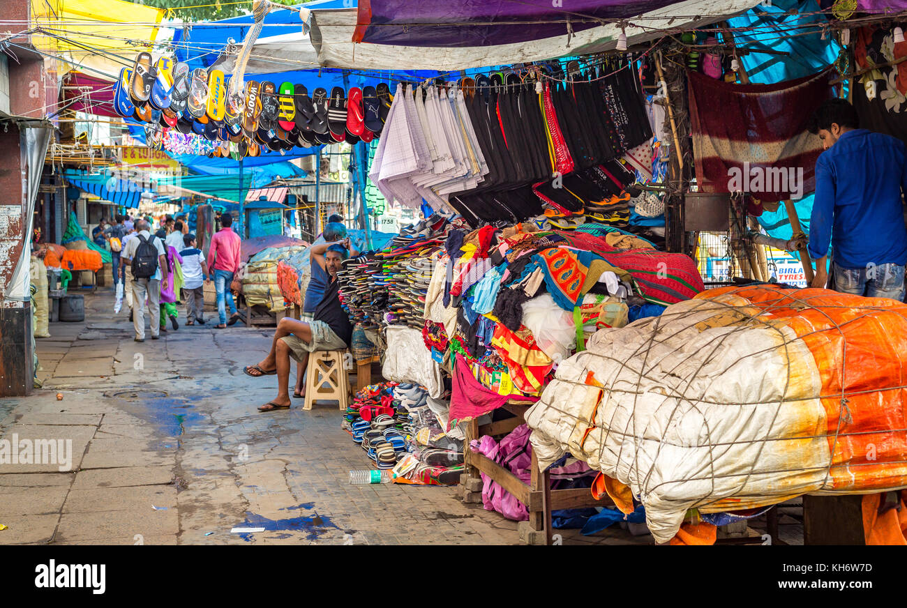Indische Straßenläden im New Market Area von Kalkutta mit Händlern, die ihre Waren präsentieren Stockfoto