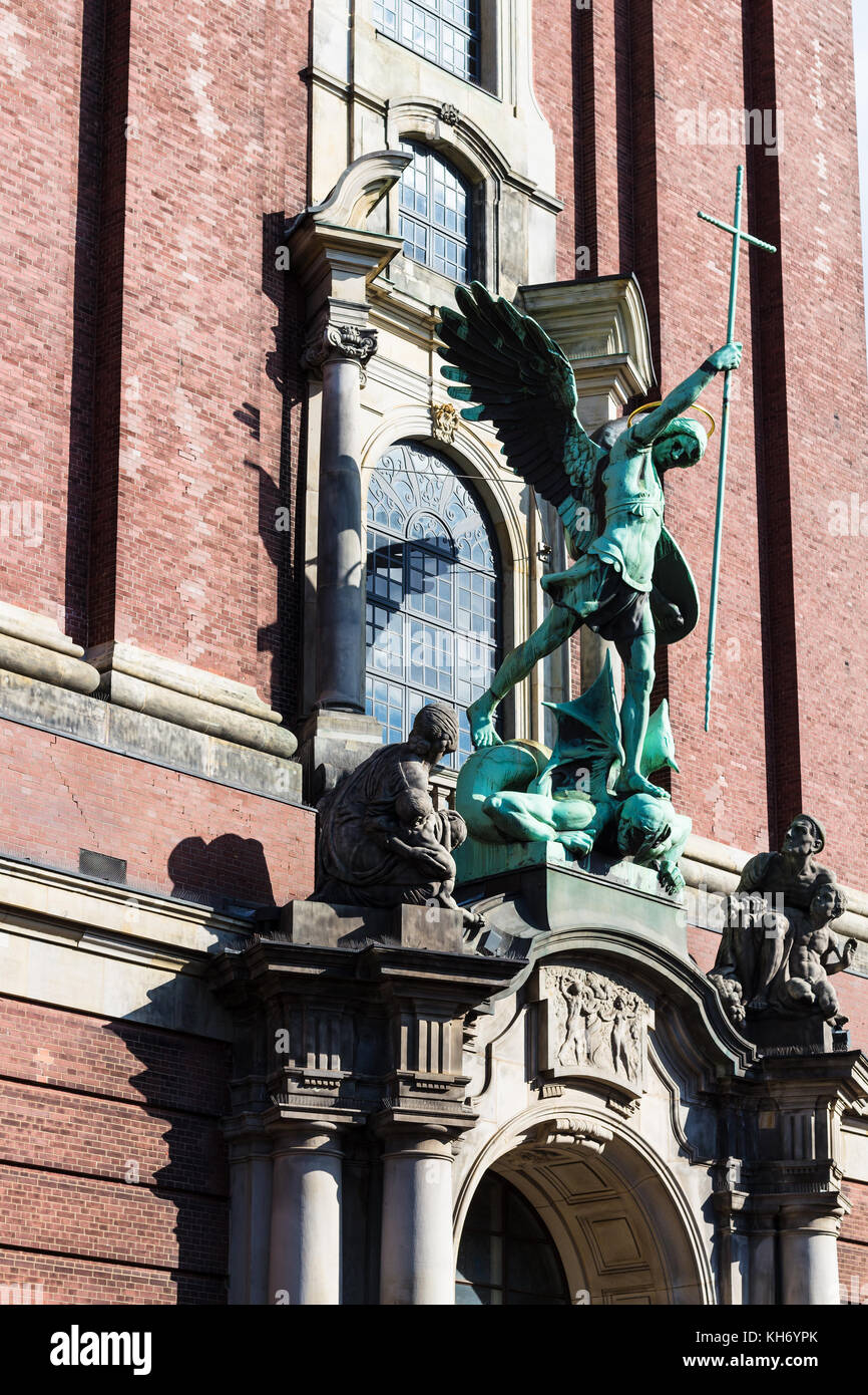 Reisen in Deutschland - Sieg von St. Michael über den Teufel, Skulptur über dem Eingang der St. Michael Kirche (Hauptkirche Sankt Michaelis) in Hamburg. Stockfoto