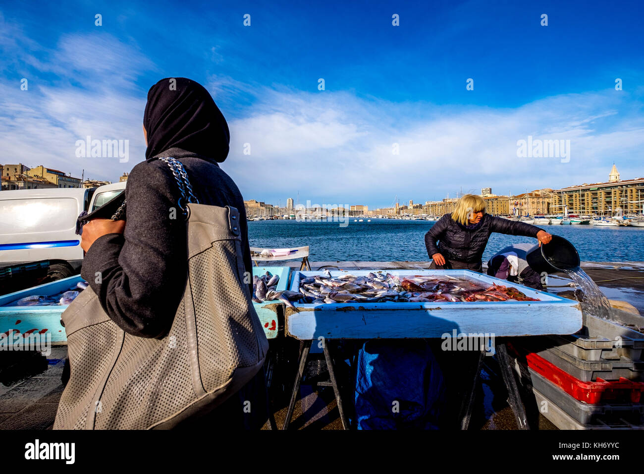 Marseille, Frankreich - 6. März 2017: Fisch Verkäufer auf dem Fischmarkt am alten Hafen Vieux Port, Marseille, Bouches-du-Rhone, Provence-alpes-côte d'azur Stockfoto