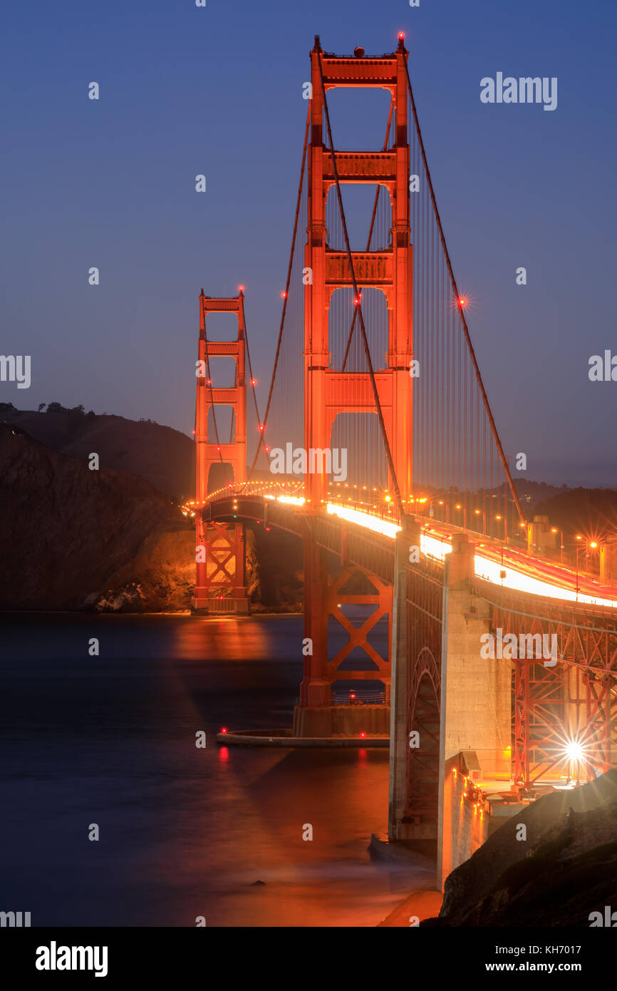 Golden Gate Bridge an einem klaren Abend, wie vom Presidio gesehen. Stockfoto