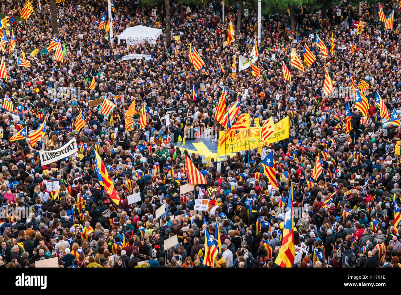 Katalanische Unabhängigkeitskämpfer marschieren auf einer Kundgebung zur Unterstützung der politischen Gefangenen, die von der spanischen Zentralregierung in Barcelona festgehalten werden. Stockfoto