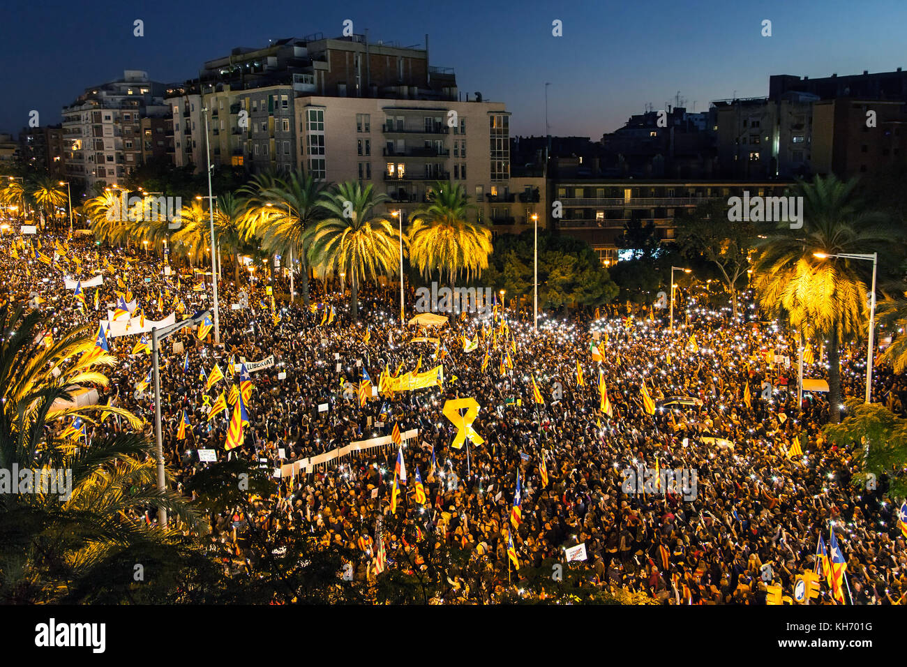 Katalonische Unabhängigkeitsbefürworter marschieren nachts in Barcelona zu einer Demonstration gegen die spanische Zentralregierung. Stockfoto