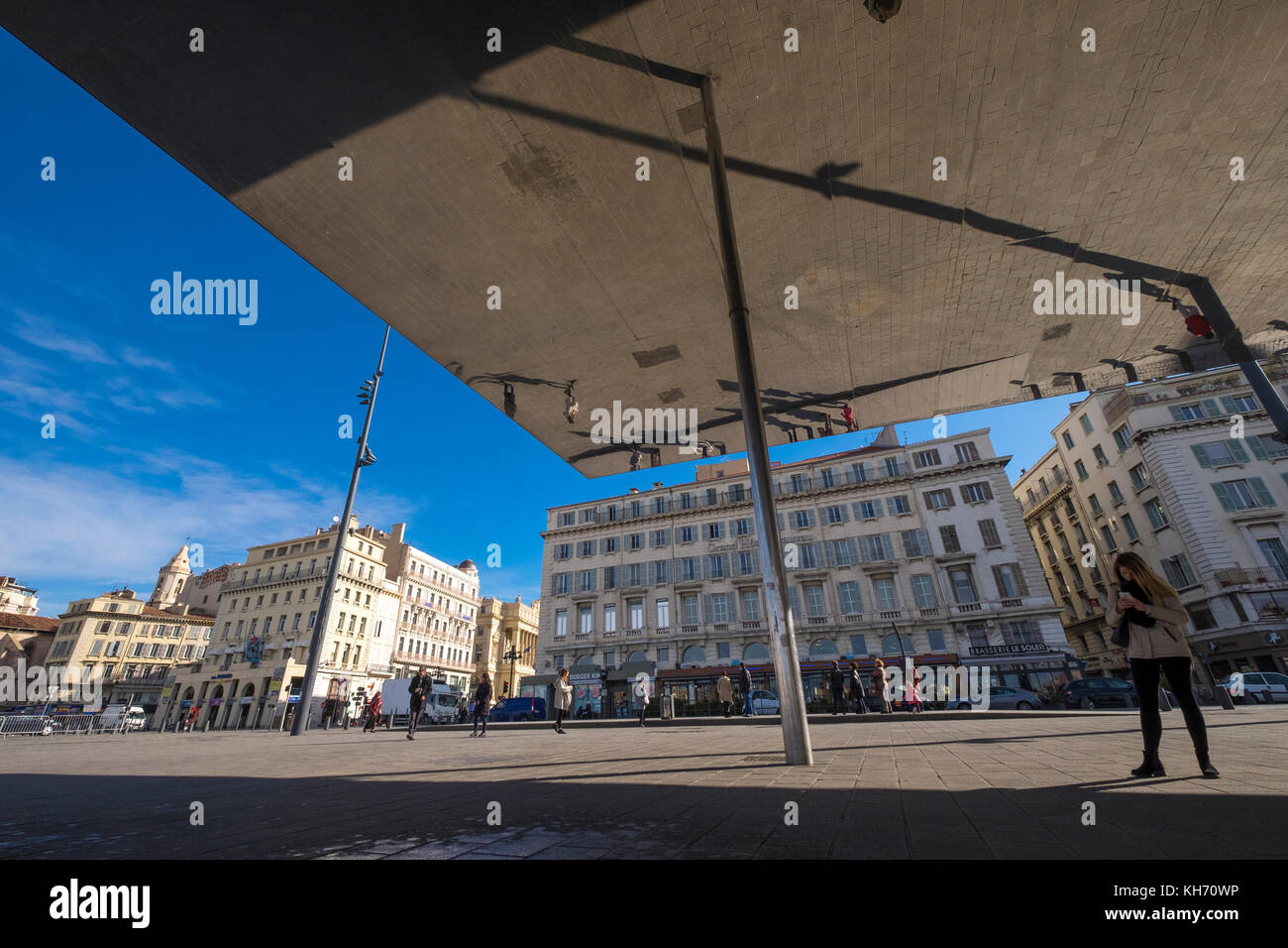 Marseille, Frankreich - 6. März 2017: Schatten von 1000 Quadratmetern aus poliertem Edelstahl, Architekt Norman Foster, 2013 am alten Hafen gebaut, Stockfoto