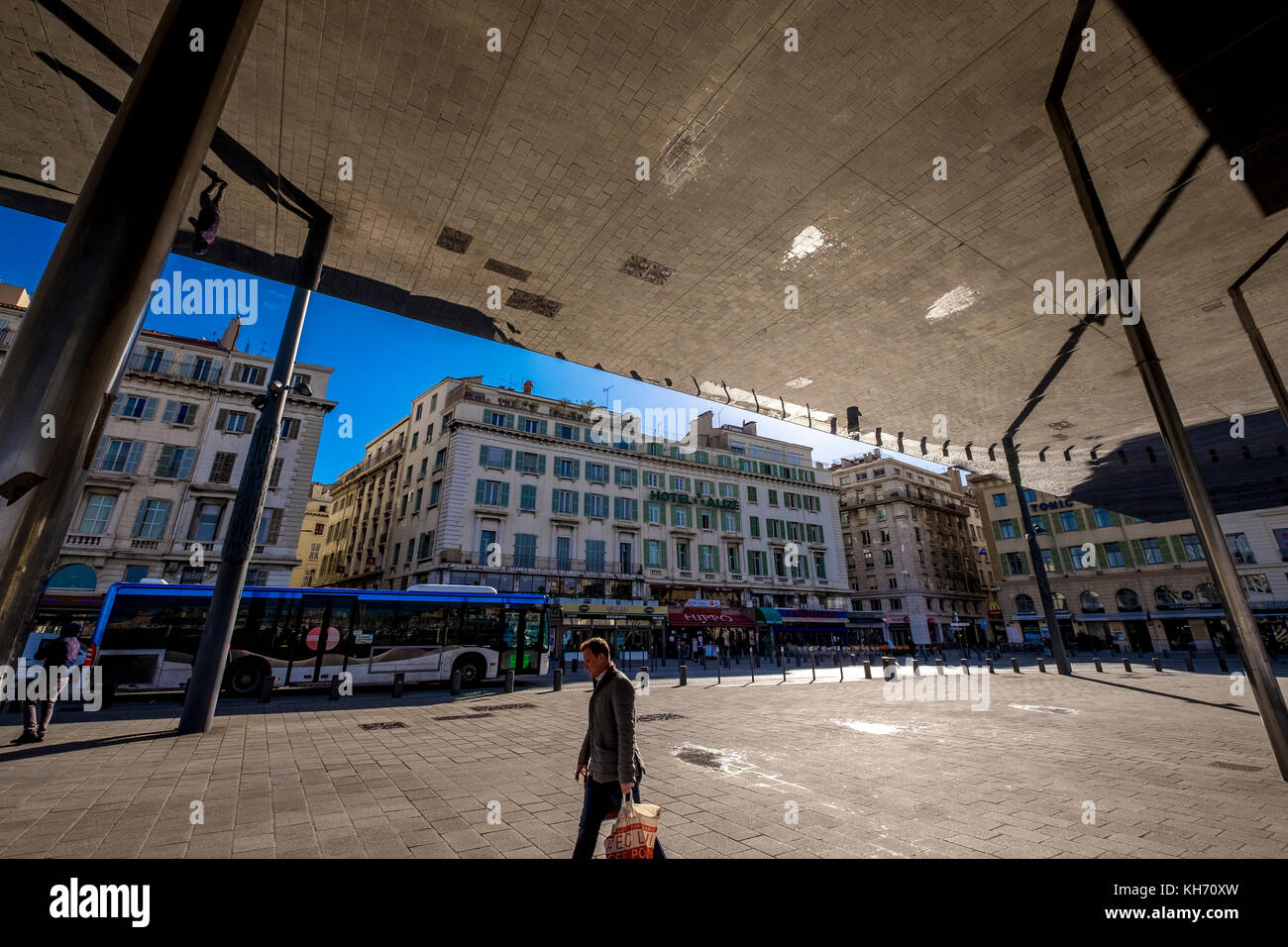 Marseille, Frankreich - 6. März 2017: Schatten von 1000 Quadratmetern aus poliertem Edelstahl, Architekt Norman Foster, 2013 am alten Hafen gebaut, Stockfoto