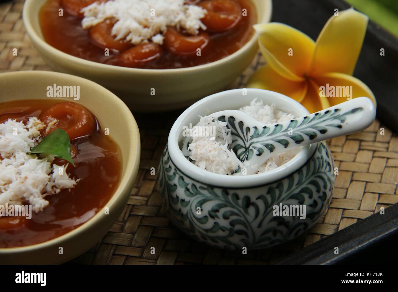 Kokosraspeln in Fancy Keramik Schüssel, Richtfest für balinesische jaja Batun bedil Stockfoto