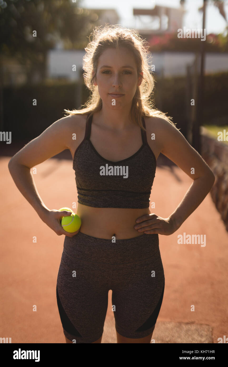 Portrait von zuversichtlich Spieler mit Tennis ball im Boden Stockfoto