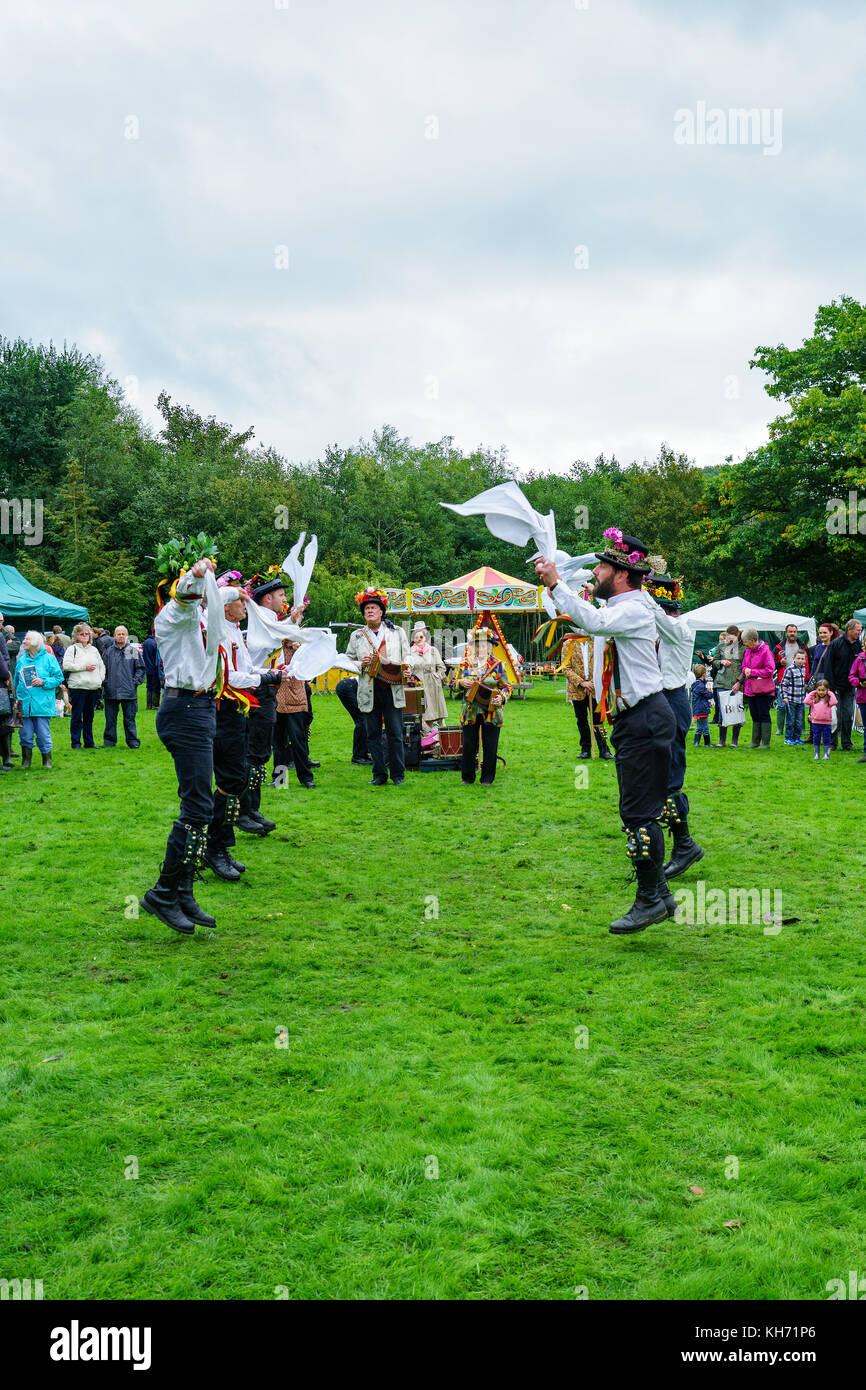 Morris-Tänzer unterhalten das Publikum beim Tenbury Wells Apple Festival. Morris Tanz stammt aus dem 14. Jahrhundert, elisabethanische Zeiten. Stockfoto