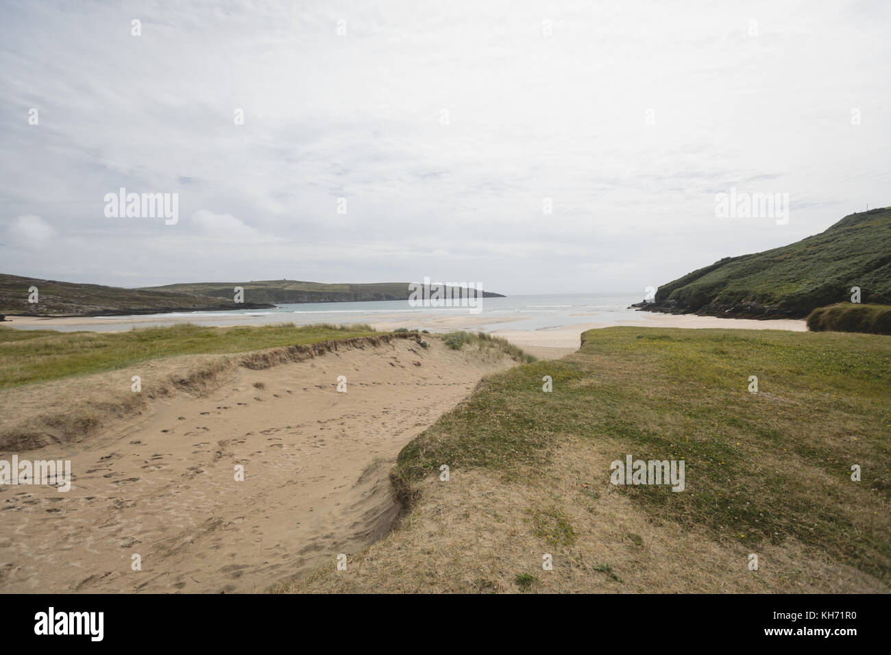 Blick auf die schönen Hügel und Meer an einem sonnigen Tag Stockfoto