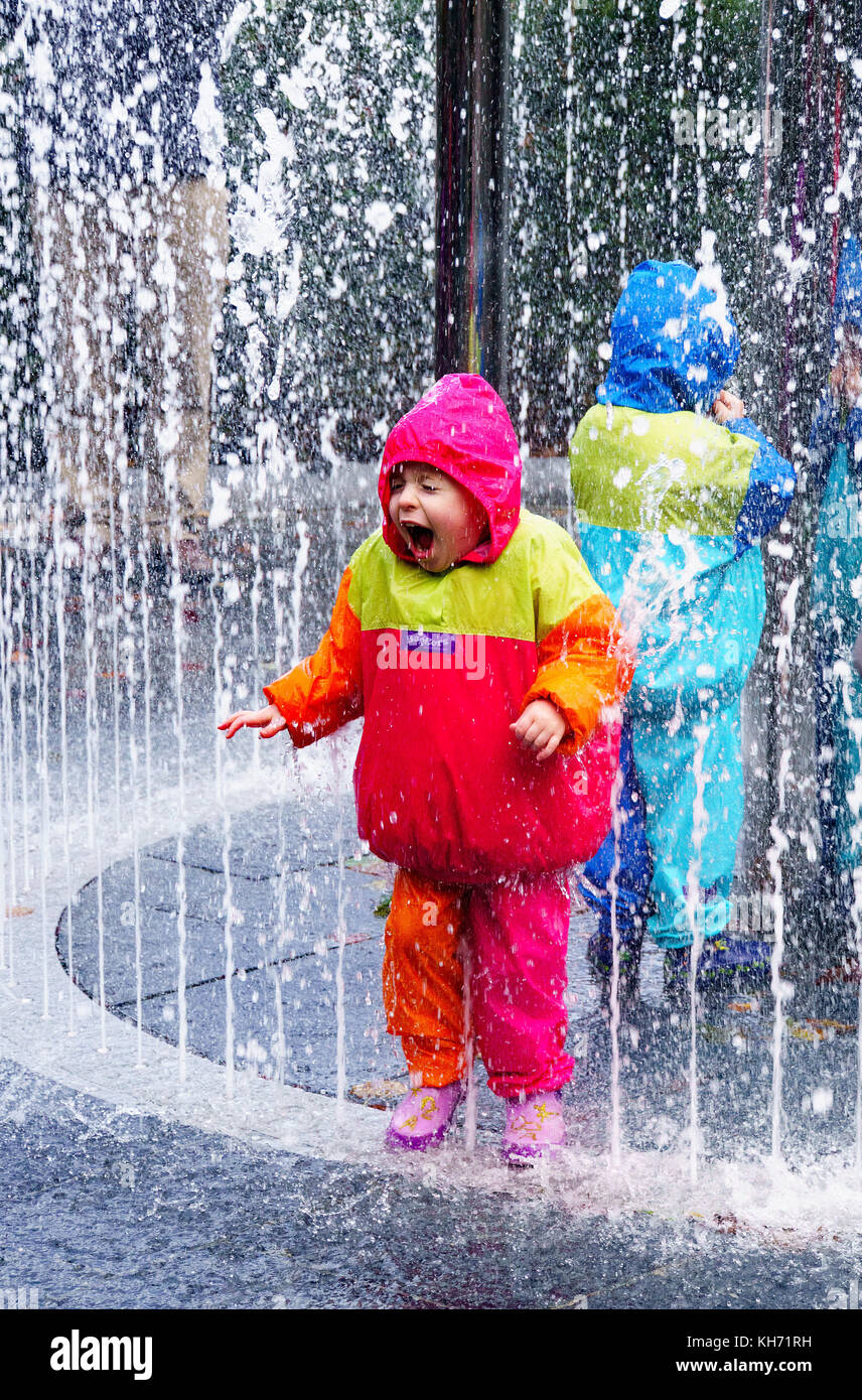 Kinder spielen in einem Wasserspiel in den Alnwick Gardens. Stockfoto