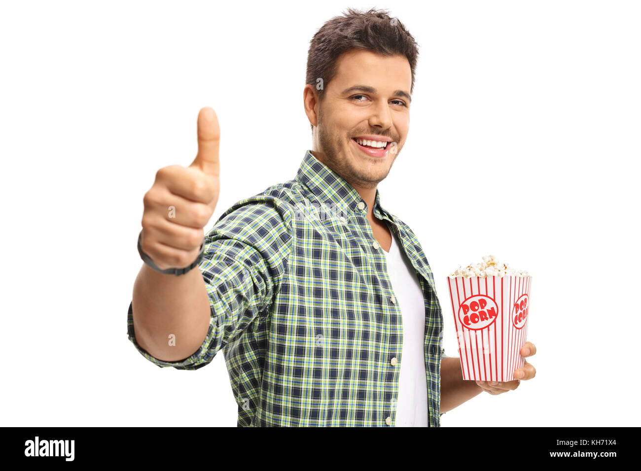 Junger Mann mit Popcorn, ein "Daumen hoch" Geste auf weißem Hintergrund Stockfoto