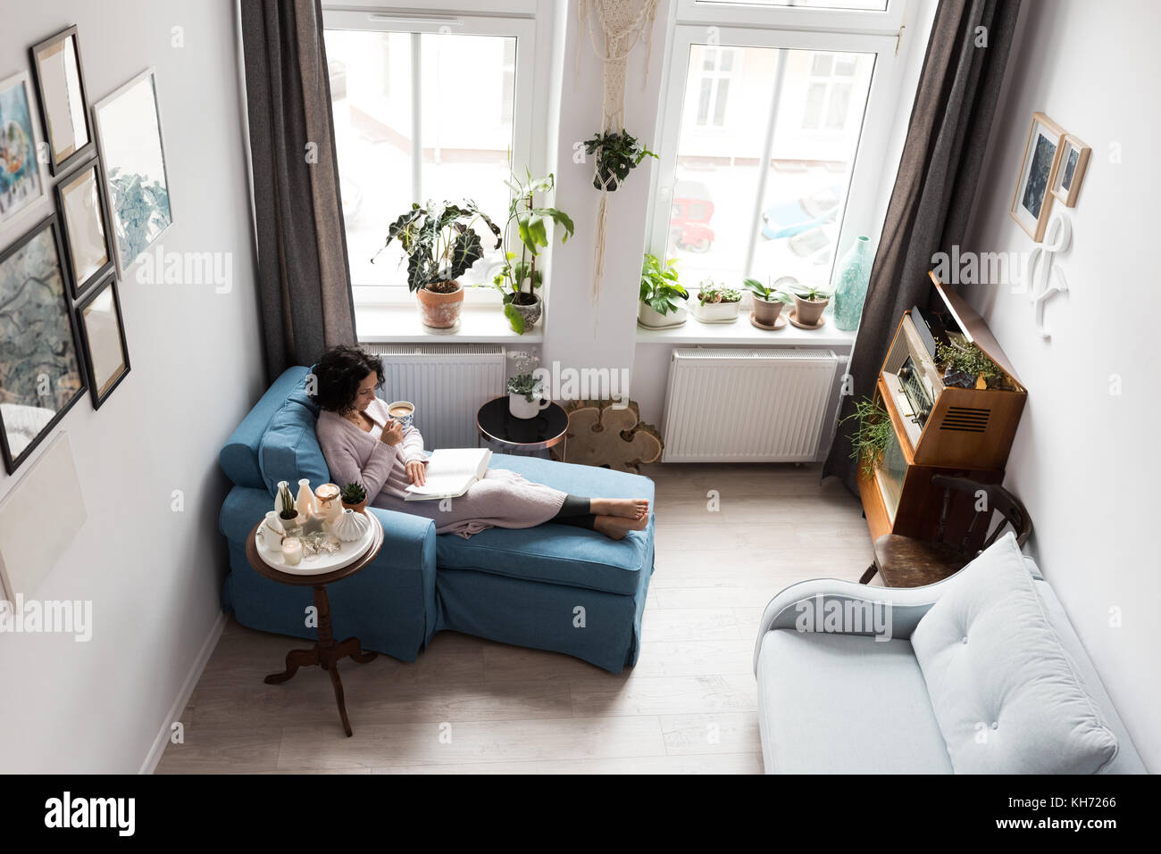 Schöne Frau mit einer Tasse Kaffee zu Hause Stockfoto