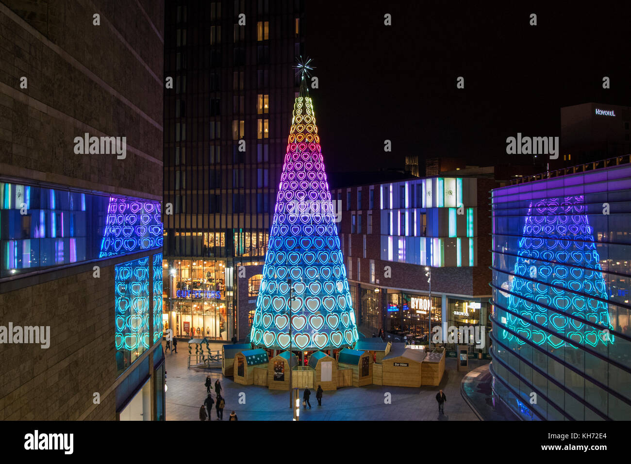 Bar Hutte alpenländischen Stil bar in Paradise Street, Liverpool One Shopping Mall, Teil eines 30 Meter Weihnachtsbaum. Stockfoto