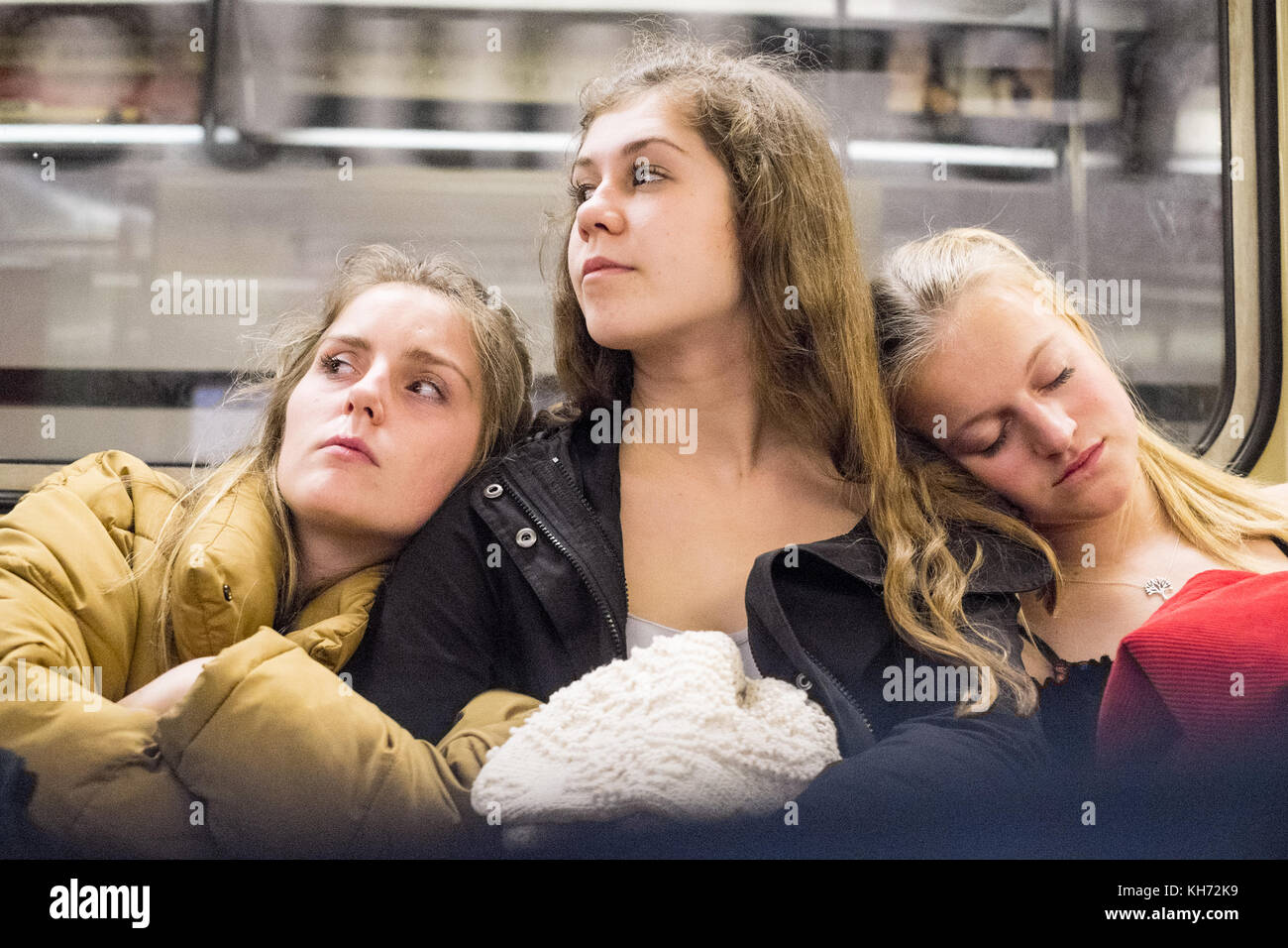 Drei müde Junge Frauen in der U-Bahn, New York City, USA Stockfoto