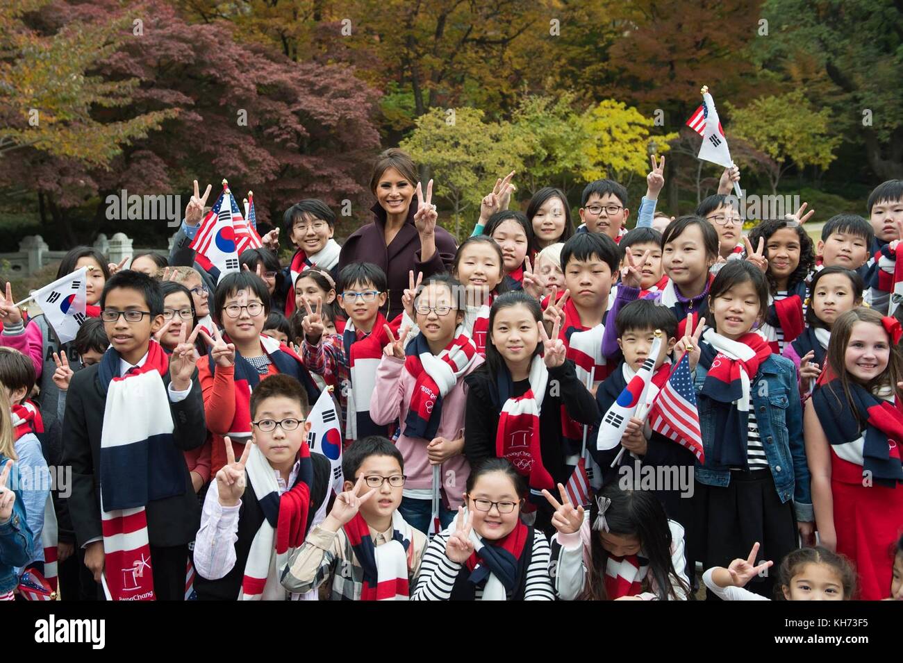 Us-first Lady melania Trump mit koreanischen Middle School Studenten während eines Mädchen spielen 2 Veranstaltung im Rahmen des Olympischen outreach Kampagne auf den US-Botschafter Residence 7. November 2017 in Seoul, Südkorea. Trump ist auf der zweiten Stopp auf einer 13-tägigen Schwingen durch Asien. Stockfoto