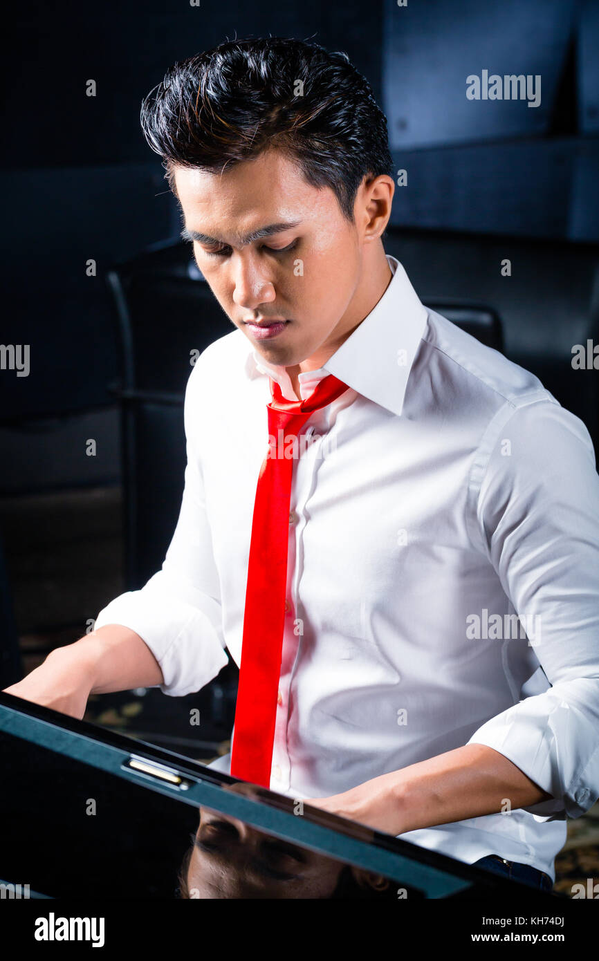 Asiatische professionelle Pianisten Klavier im Aufnahmestudio Stockfoto