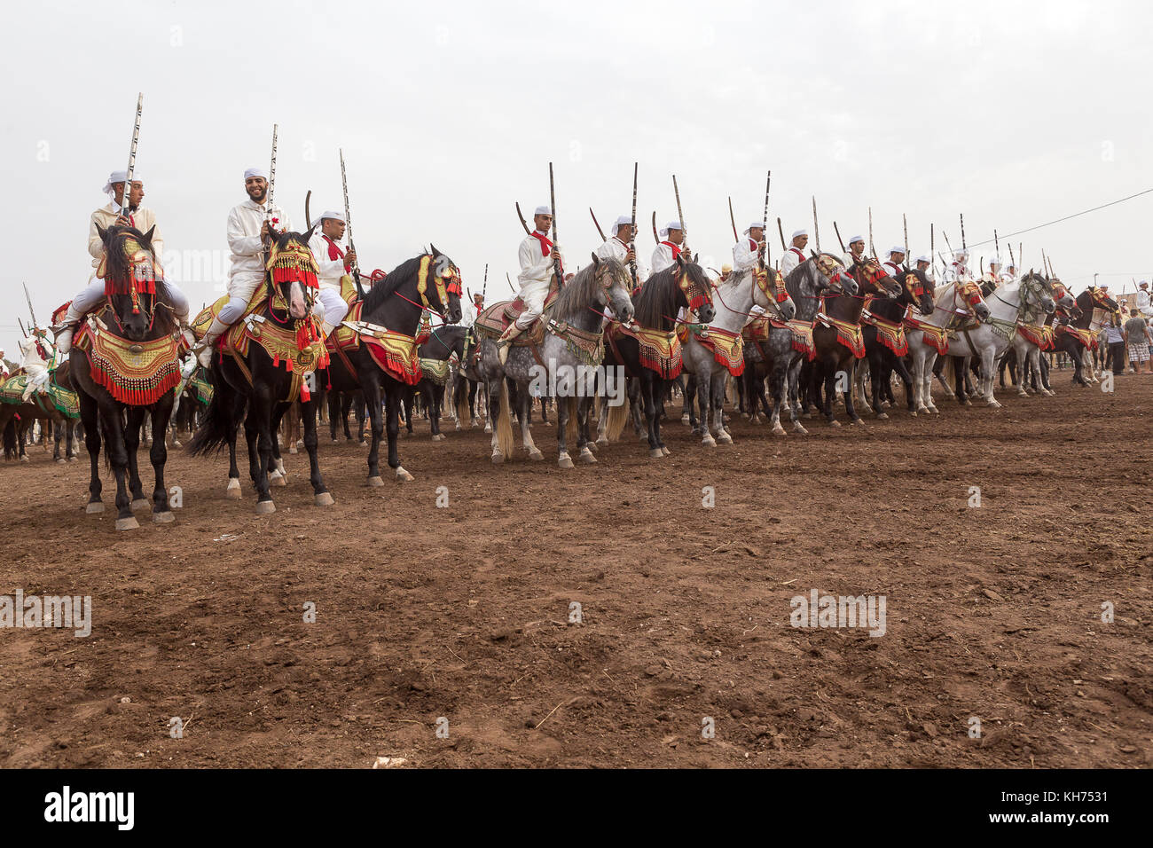 Fantasia ist eine traditionelle Ausstellung der horsemanship im Maghreb während kulturellen Festivals und maghrebinischen Hochzeit feiern zu schließen. Stockfoto