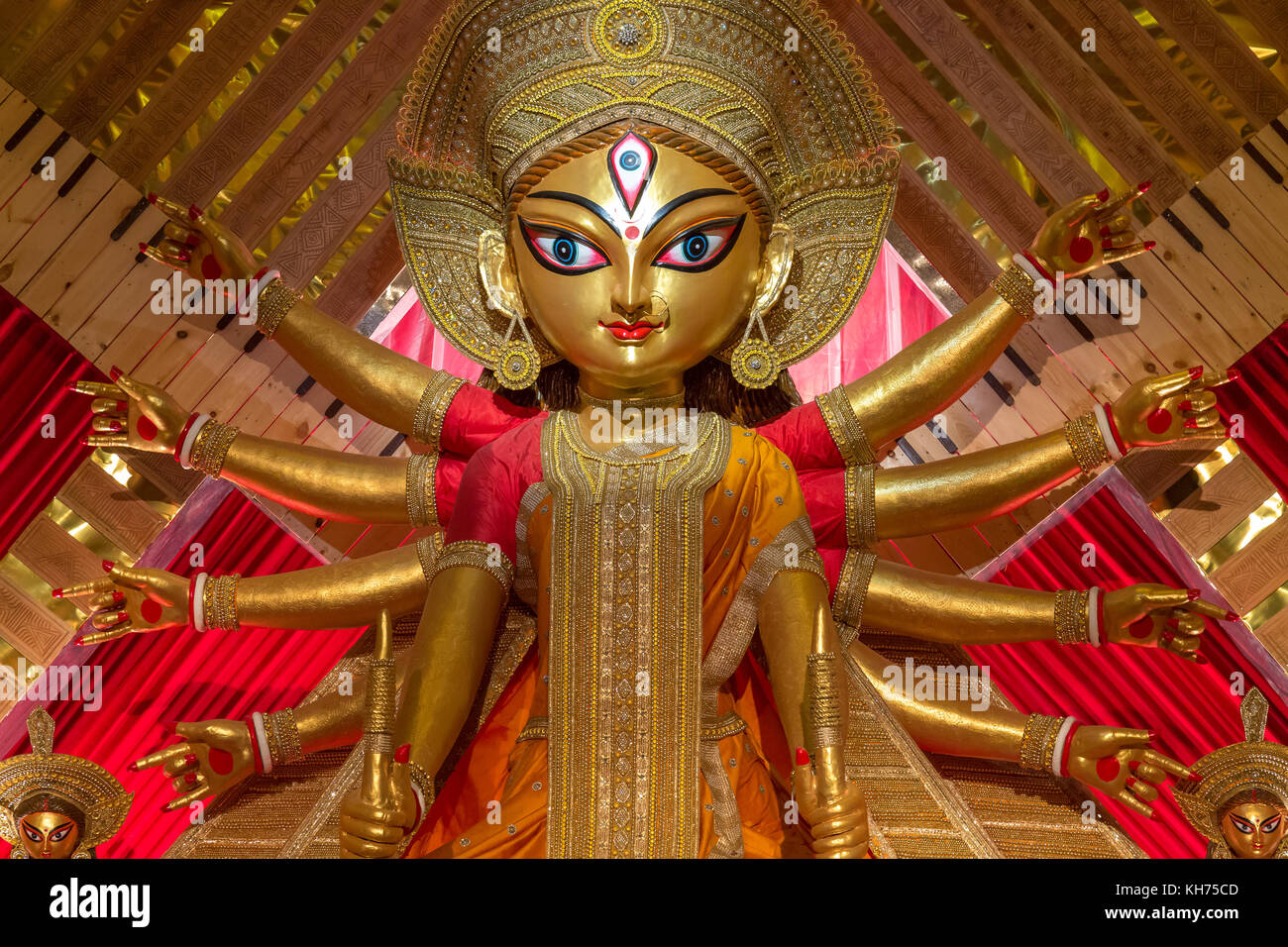 Göttin Durga in traditionellen Blick auf ein Durga Puja in Kolkata. hinduistische Göttin Devi Durga ist in Indien und eine beliebte Festival Veranstaltung verehrt. Stockfoto