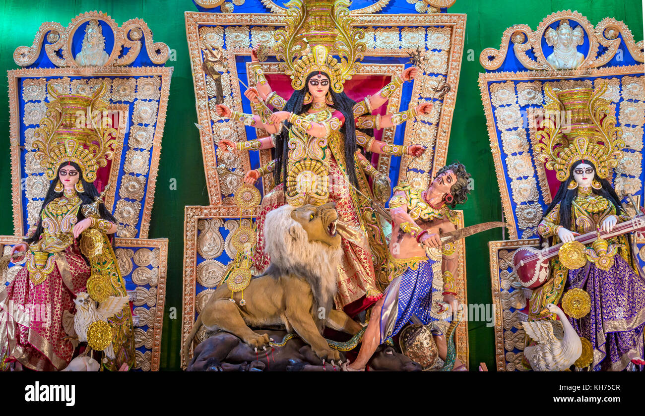 Göttin Durga zusammen mit anderen hinduistischen Gottheiten an Durga Puja Festival in Kolkata, Indien. Stockfoto