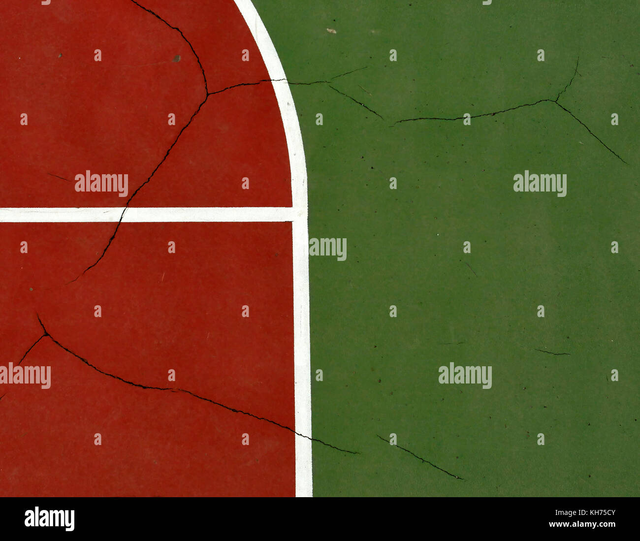 Pol Luftbild von outdoor Basketballfeld. Enthält Pflaster Risse, rote Taste, weiße Linien und grüne Fläche. Stockfoto
