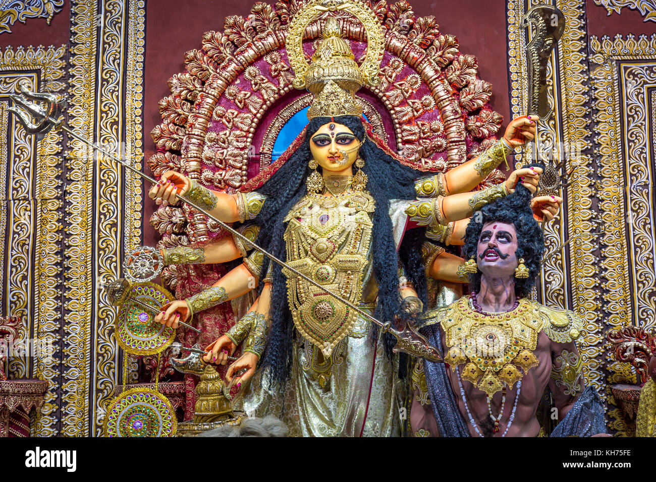 Göttin Durga in traditionellen Blick auf ein Durga Puja in Kolkata. hinduistische Göttin Devi Durga ist in Indien und eine beliebte Festival Veranstaltung verehrt. Stockfoto