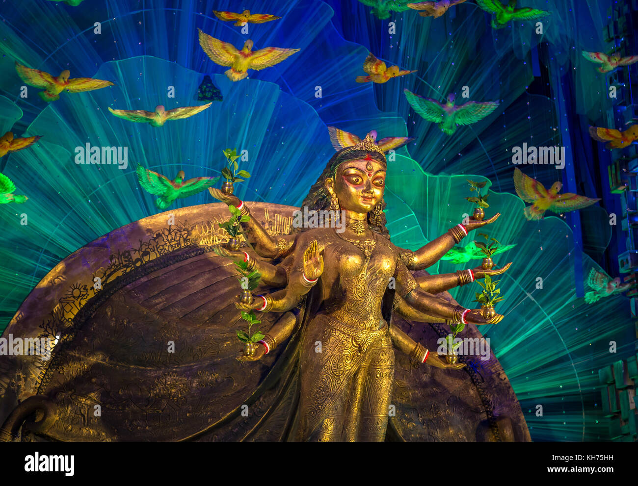 Göttin Durga in traditionellen Blick auf ein Durga Puja in Kolkata. hinduistische Göttin Devi Durga ist in Indien und eine beliebte Festival Veranstaltung verehrt. Stockfoto