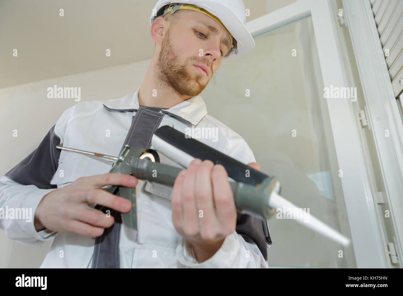 Auftragen von Leim für die Unterstützung Stockfoto