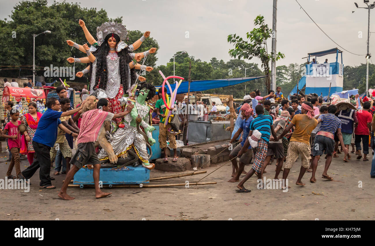 Durga-Puja-Idol-Eintauchzeremonie in Kalkutta Indien. Die Göttin Durga taucht in den Ganges bei Babughat als Teil von Festivalritualen ein Stockfoto