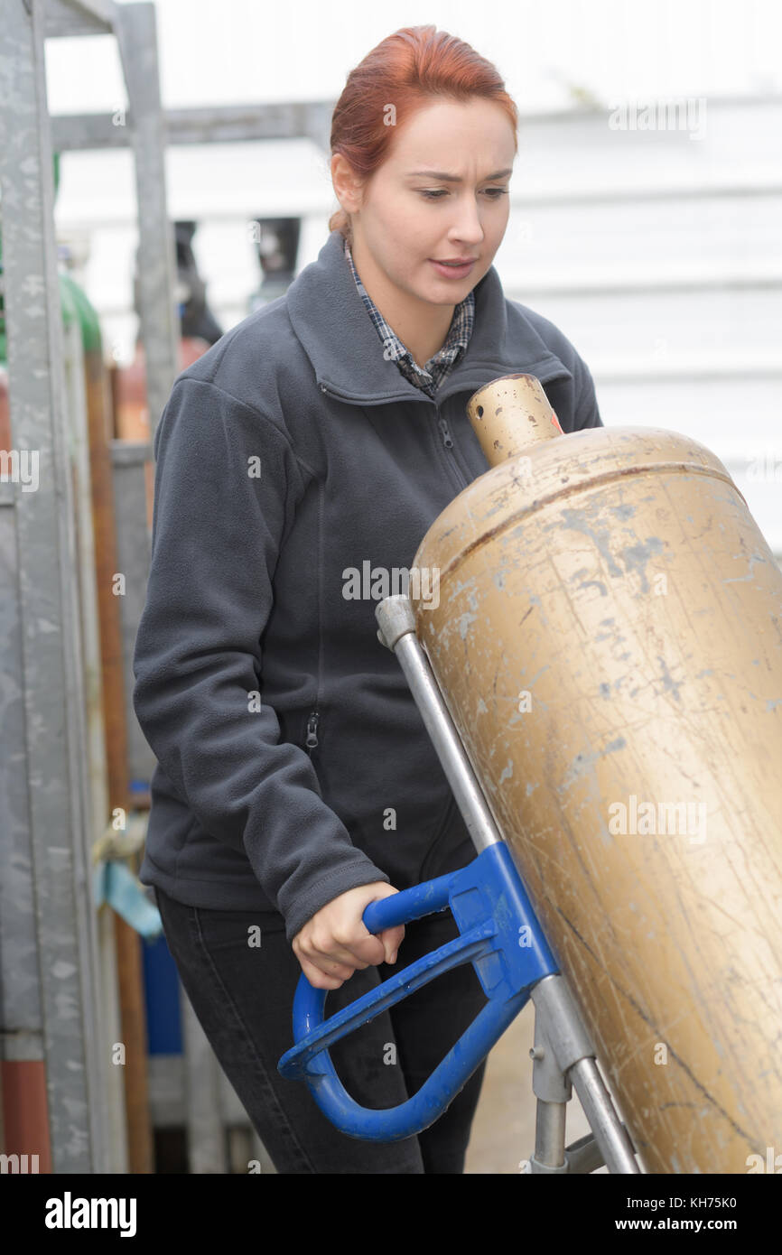 Weibliche woker Holding eine Gasflasche Stockfoto