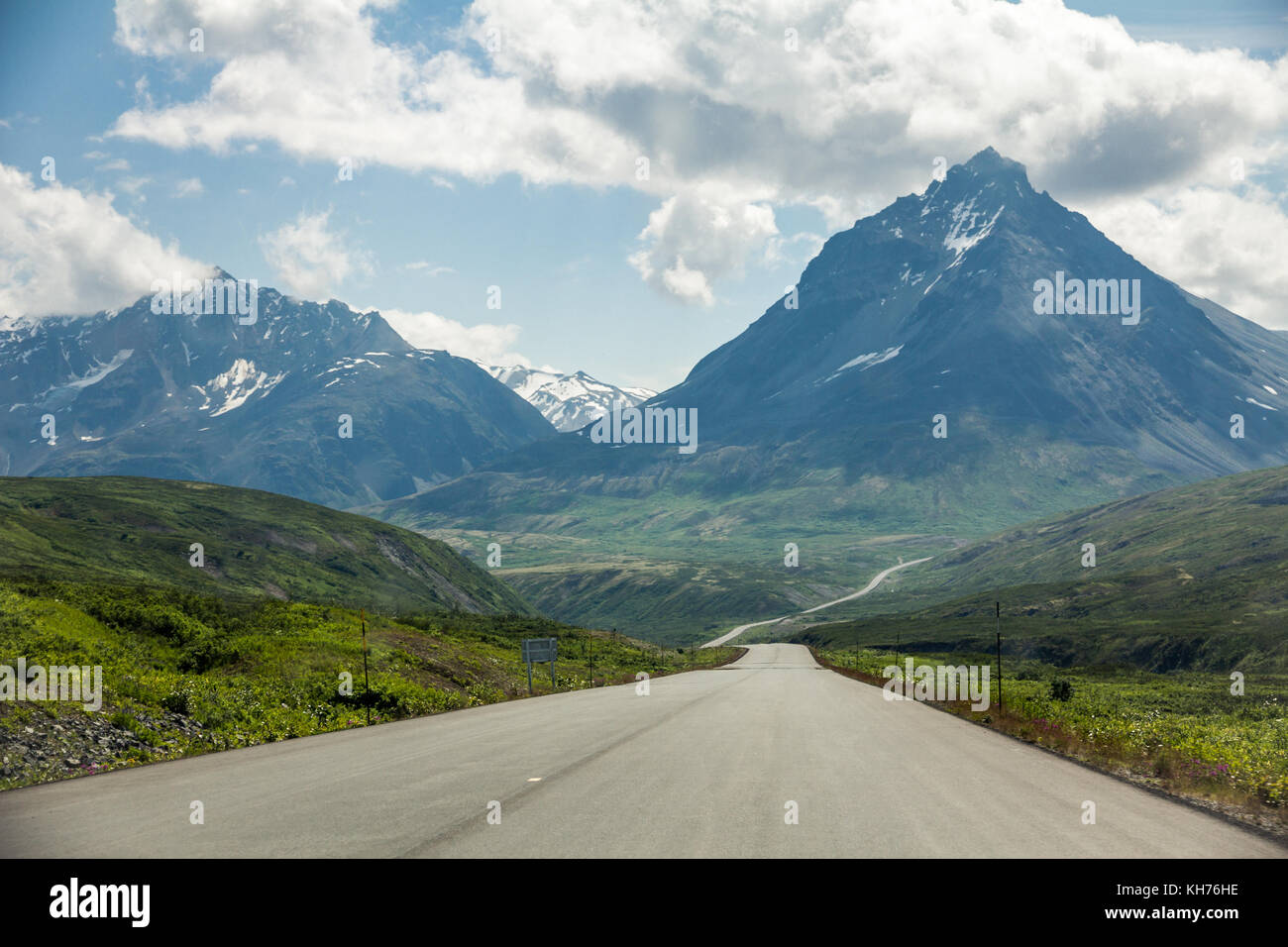 Spektakuläre haines Highway führt Reisende südlich von Haines Junction, Yukon im Norden Kanadas bis Haines, Alaska an den drei Wachposten Stockfoto