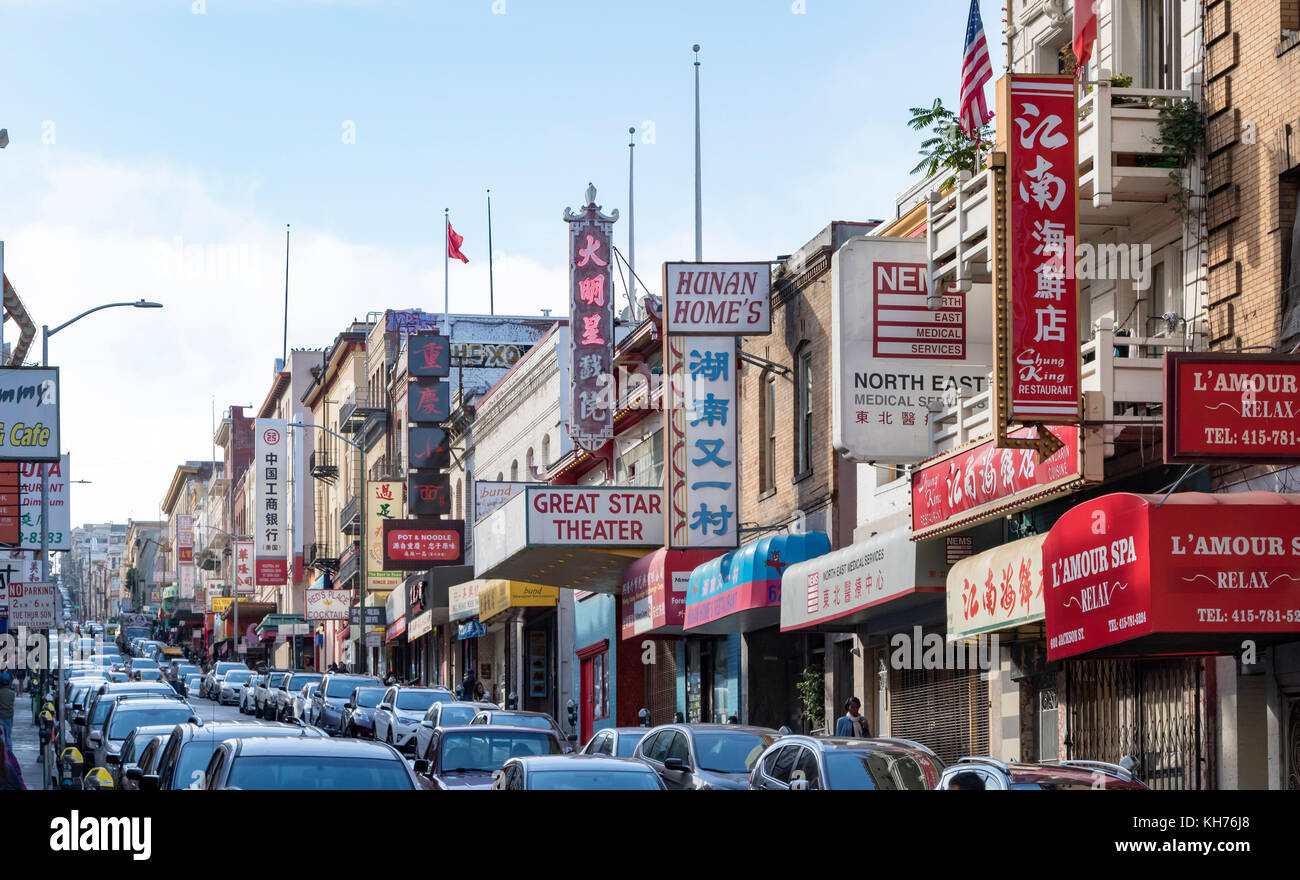 San Francisco - ca. 2017: Verkehr Laufwerke, die von Läden und Geschäften entlang der Jackson Street in der chinatown Viertel von San Francisco, Kalifornien Stockfoto