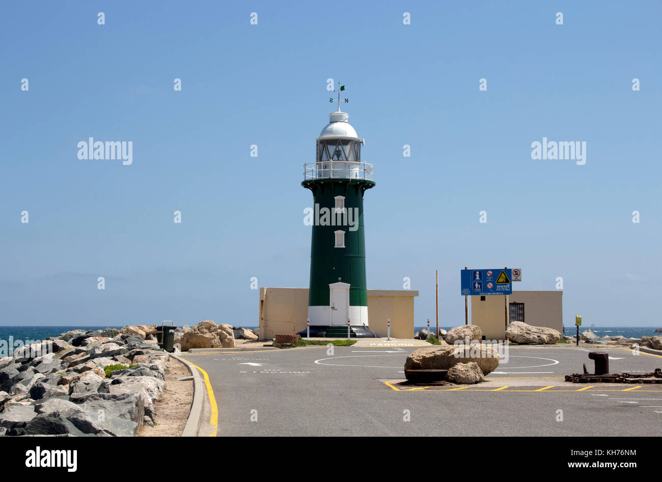 Berühmte grün lackiert Bügeleisen und weißen gewölbten Leuchtturm an der Mole - Längengrad 115 43,9 E, Latitude 32 03.4 S, Fremantle, Western Australia. Stockfoto