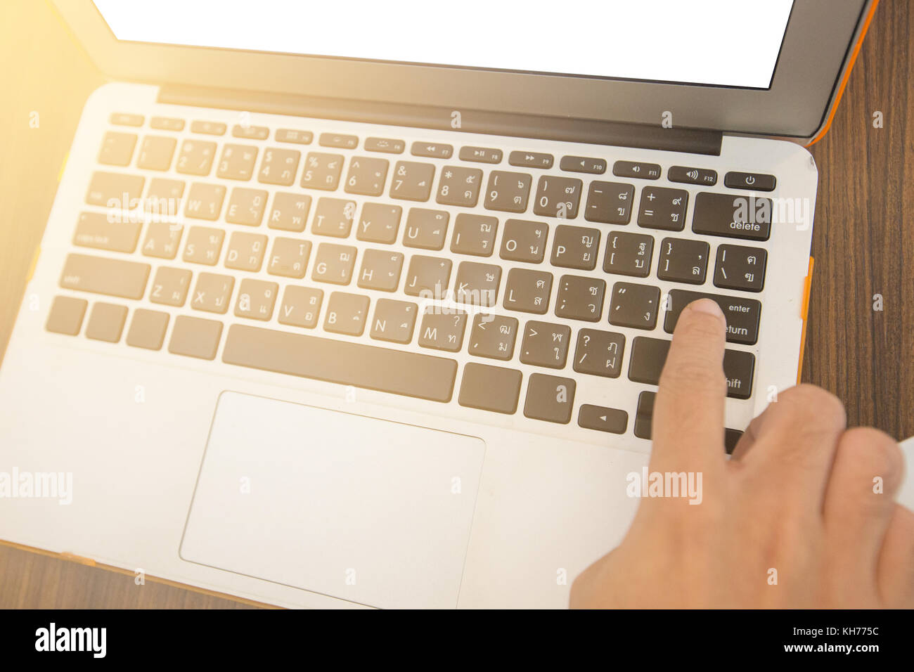 Junger Mann drücken Sie auf die Taste, die Sie auf Labtop, close-up Finger drücken der Taste auf dem Laptop, Hand auf Tastatur wählen Sie Fokus Stockfoto