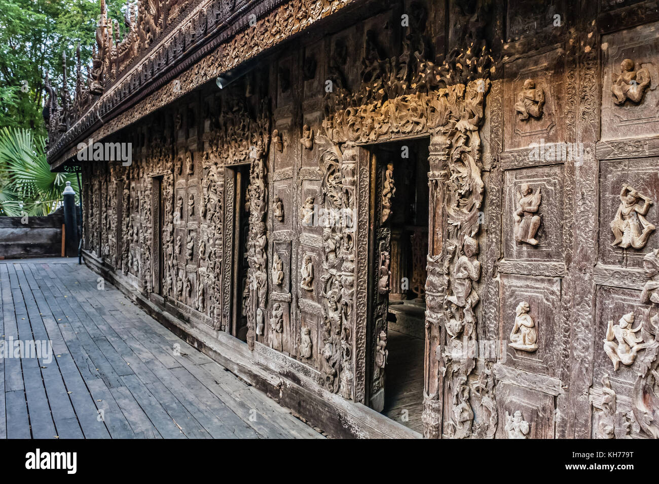 Traditionelle birmanische Holzarchitektur im Shwenandaw-Kloster, Mandalay, Myanmar Stockfoto