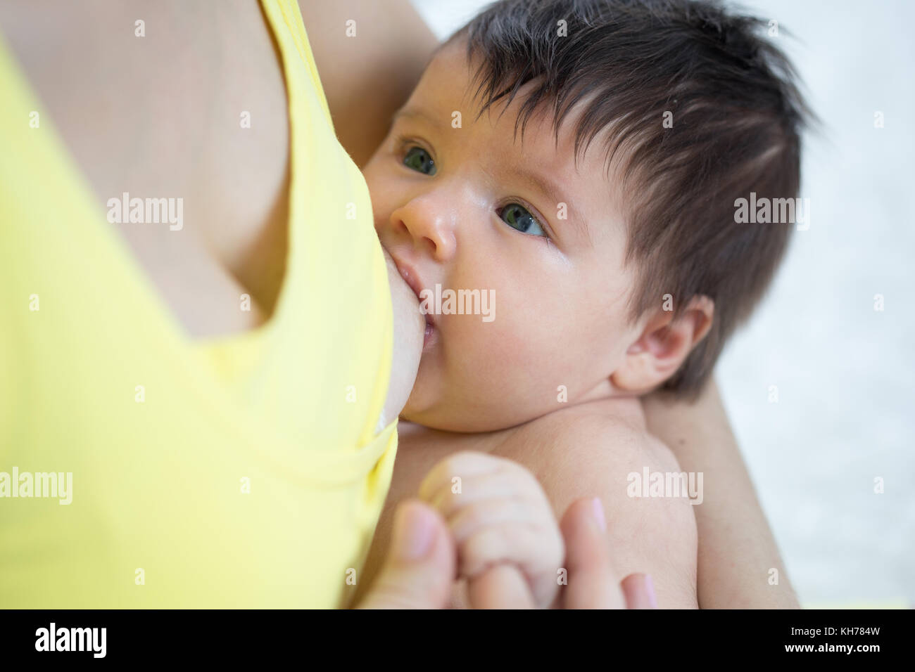 Baby neugeborenen Feeds auf Mutters Brüste Milch Stockfoto