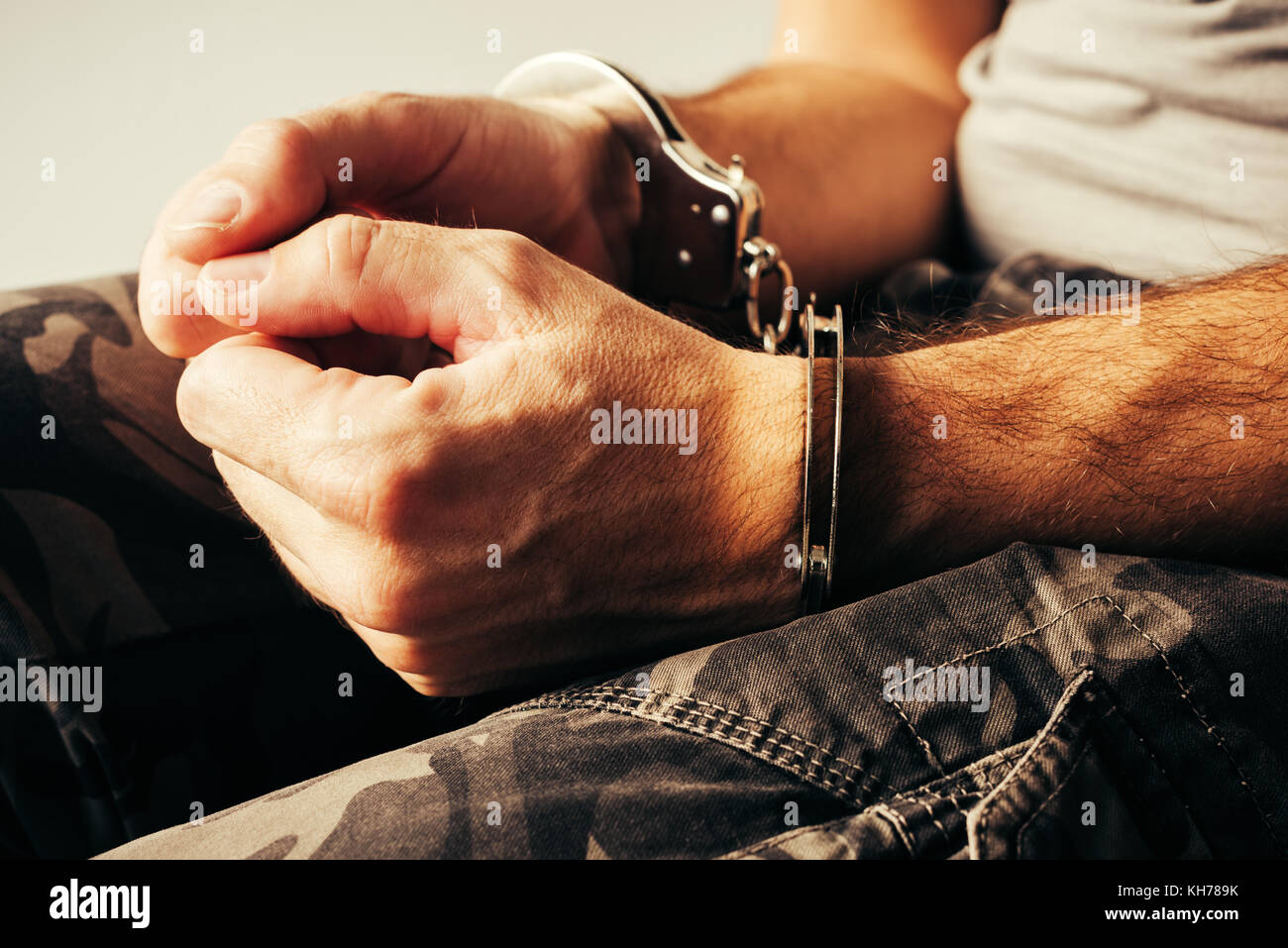 Handschellen Soldat in Militär Armee Kleidung. kriegsgefangenschaft oder Terrorist verhaftet, bis der Hände in Handschellen, selektiven Fokus. Stockfoto