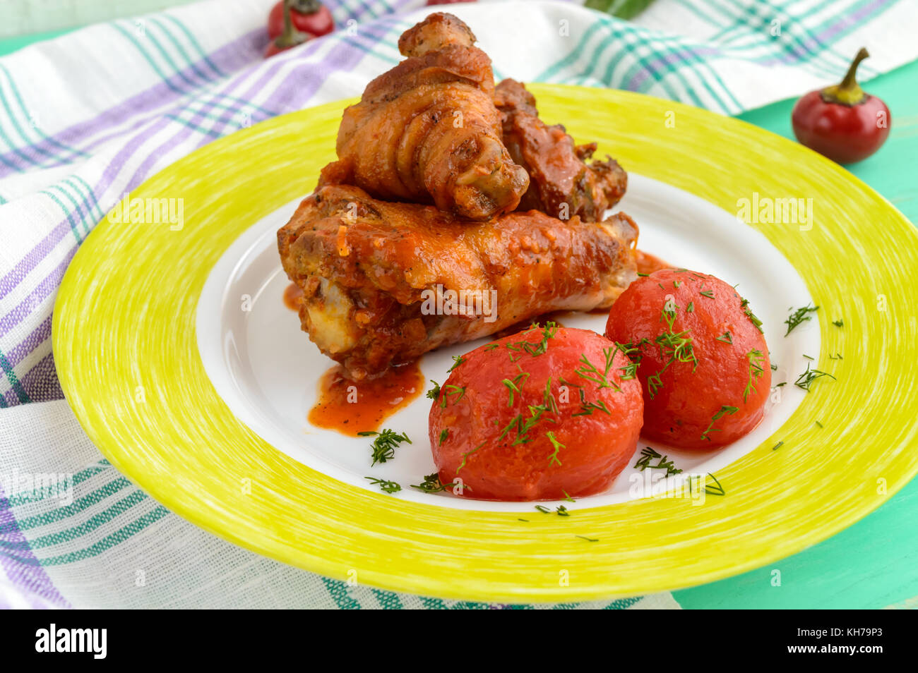 Hähnchenschenkel mit Tomatensauce und marinierten Tomaten ohne Skins im eigenen Saft. Stockfoto