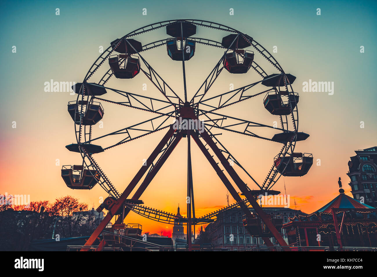 Riesenrad bei Sonnenuntergang - beliebter Park Attraktion Stockfoto