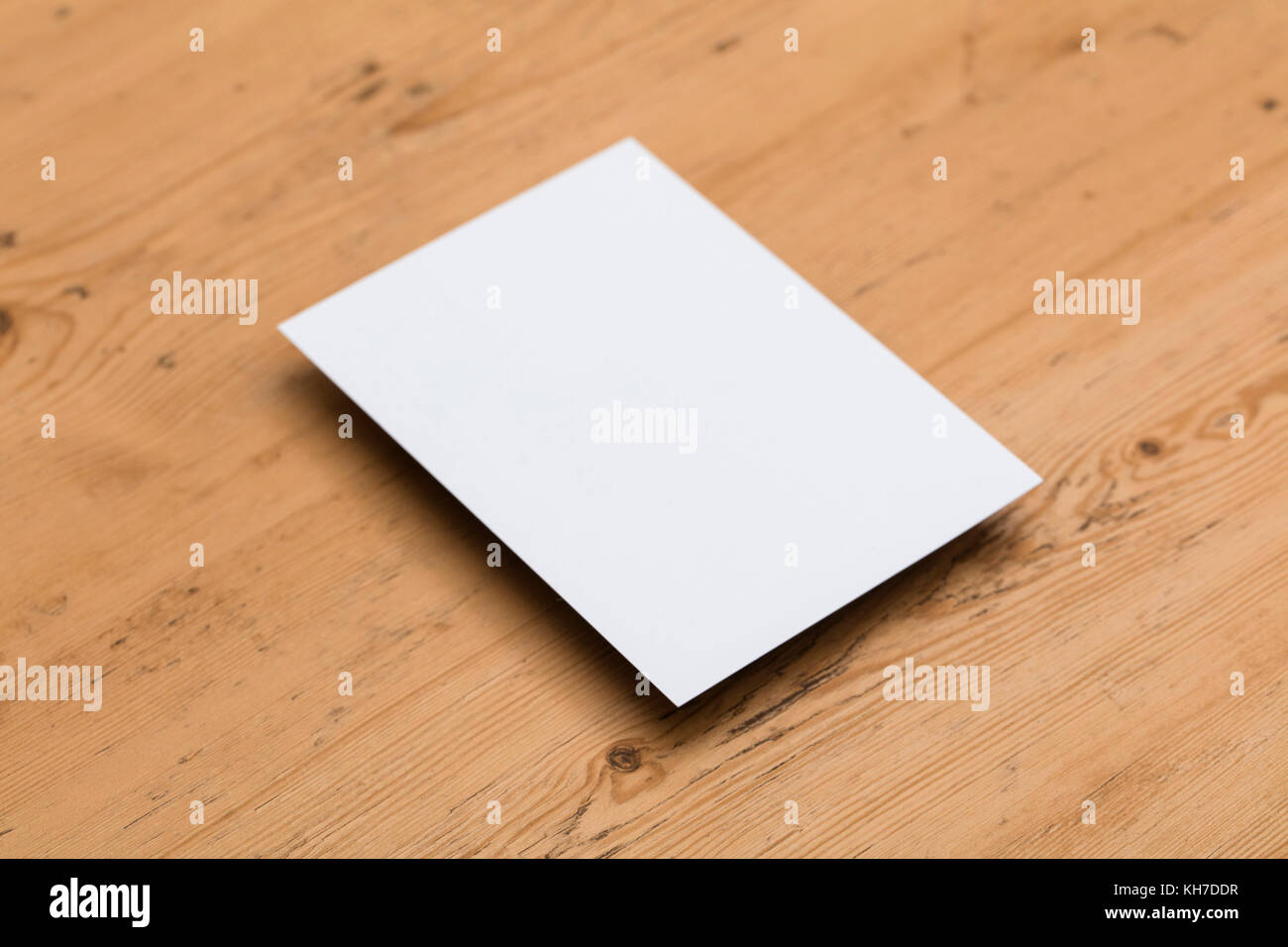 Leere weiße Visitenkarte Postkarte Flyer auf einer hölzernen Hintergrund Stockfoto