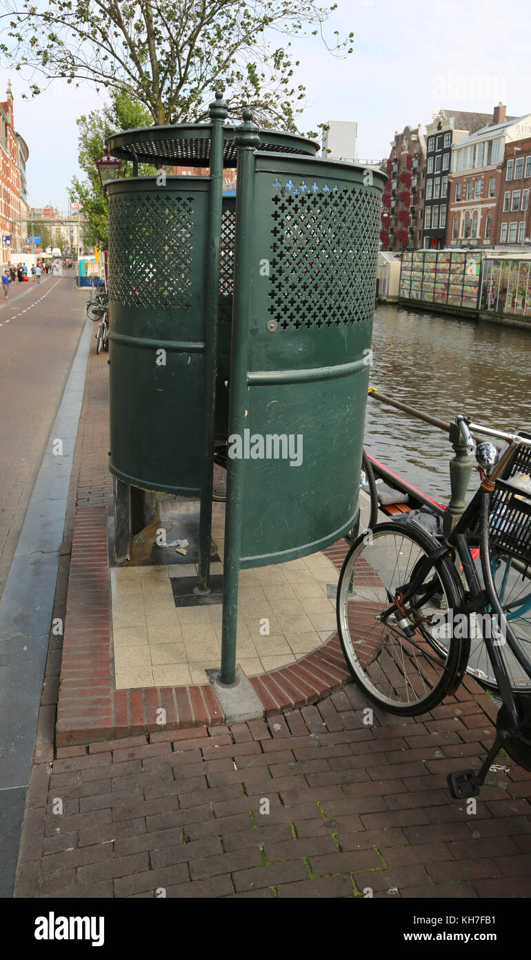 Öffentliches urinal auf einer Straße in der Nähe der schiffbaren Kanal in Amsterdam Niederlande Stockfoto