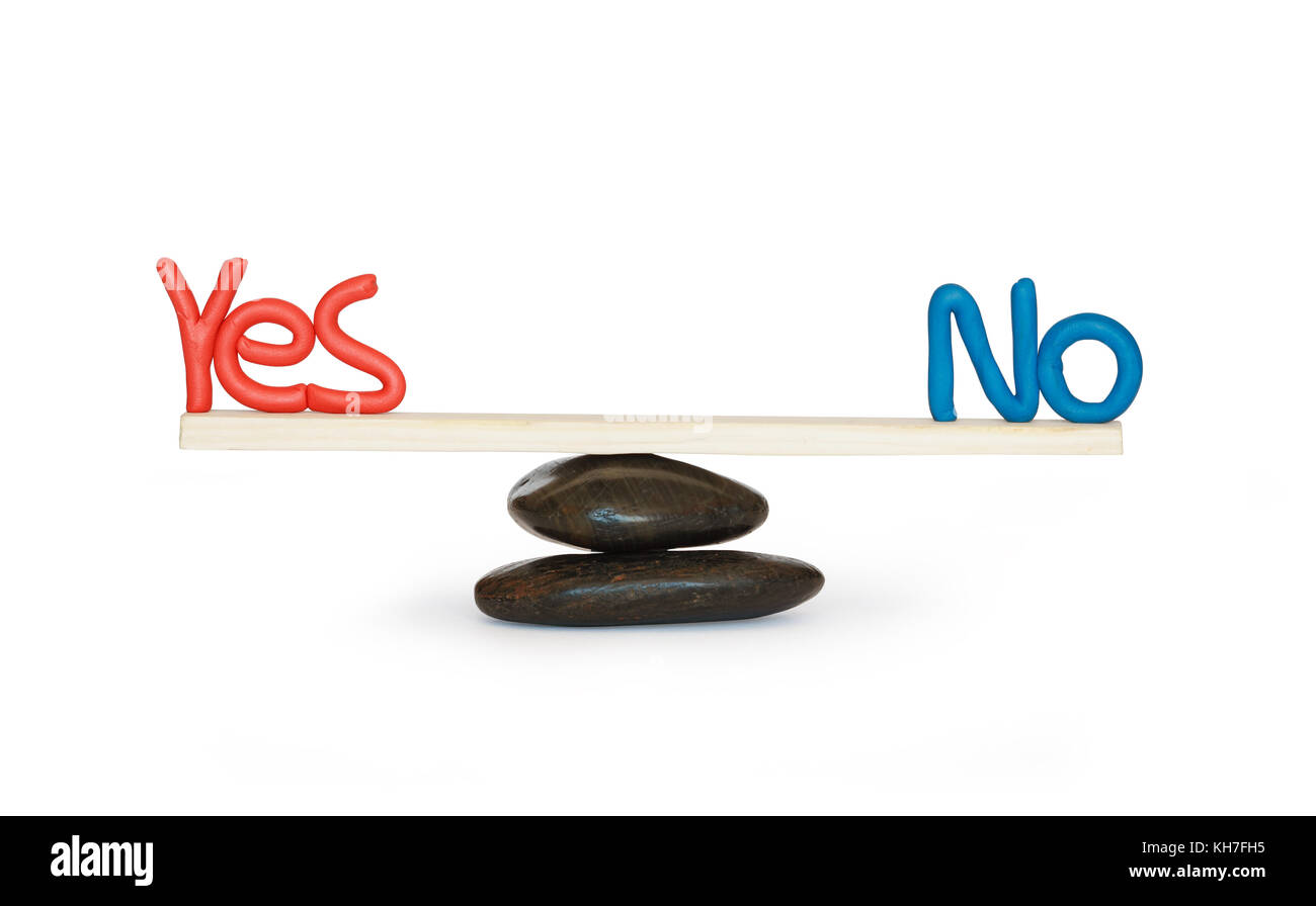 Plastilin Worte "Ja" und "Nein" Balancieren auf Wippe. auf Weiß mit Freistellungspfad isoliert Stockfoto