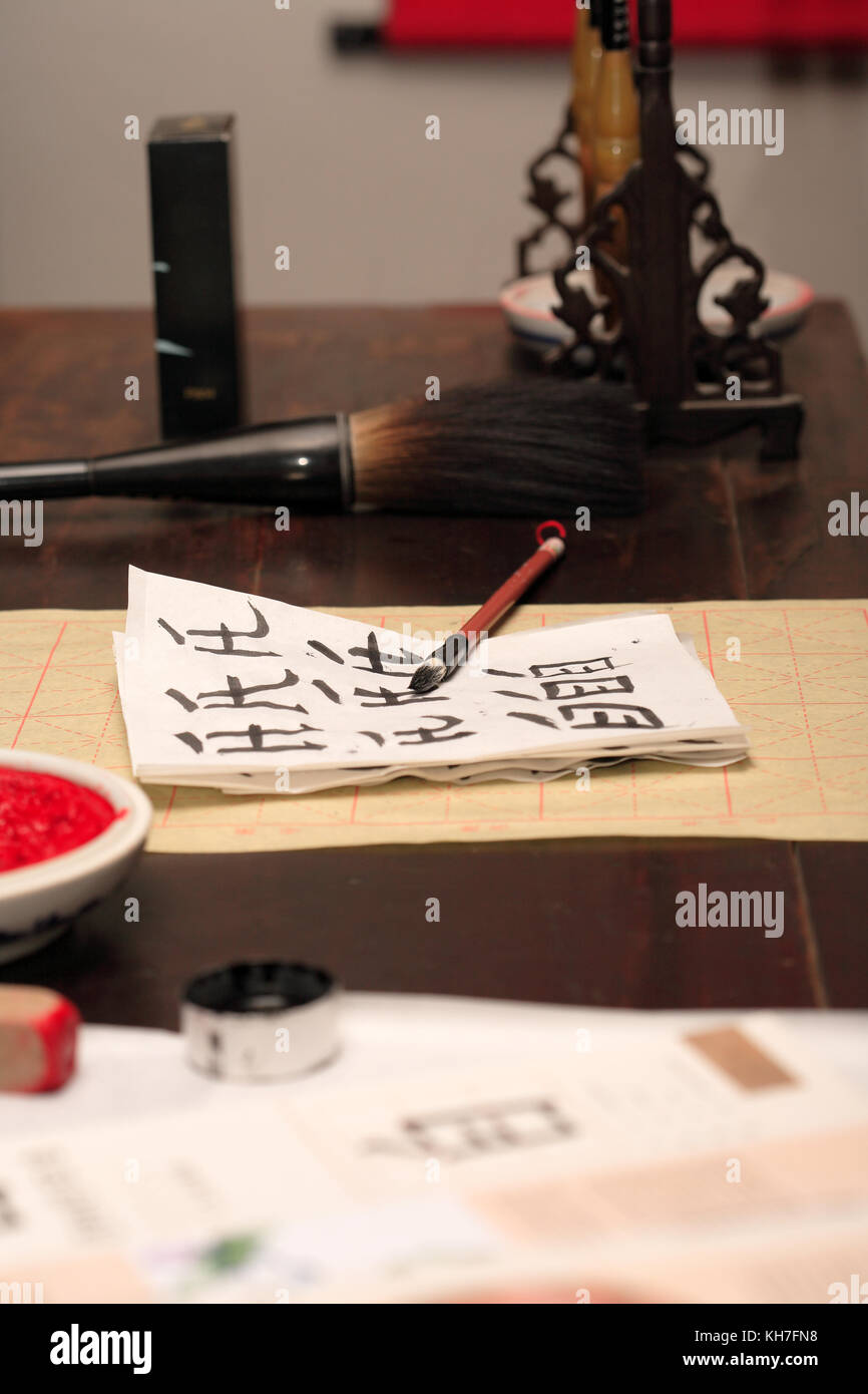 Traditionelle asiatische Kalligraphie auf hölzernen Tisch gesetzt Stockfoto
