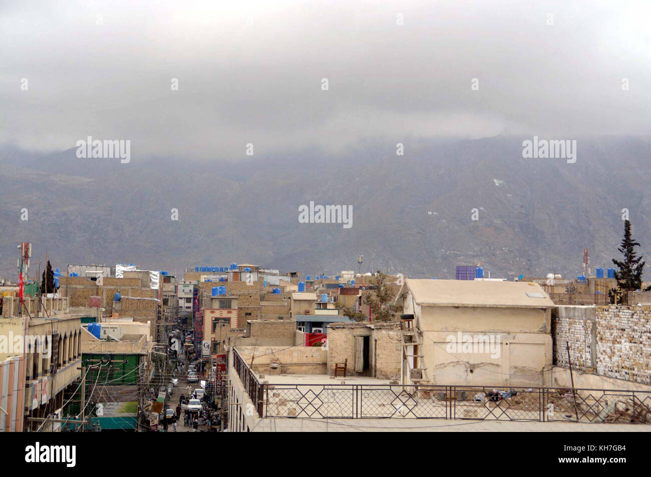 Pakistan. November 2017. Wunderschöner Blickfang auf die dunklen Wolken bei bewölktem Wetter vor dem ersten Regenguss der Wintersaison in Quetta am Montag, 13. November 2017. Quelle: Asianet-Pakistan/Alamy Live News Stockfoto