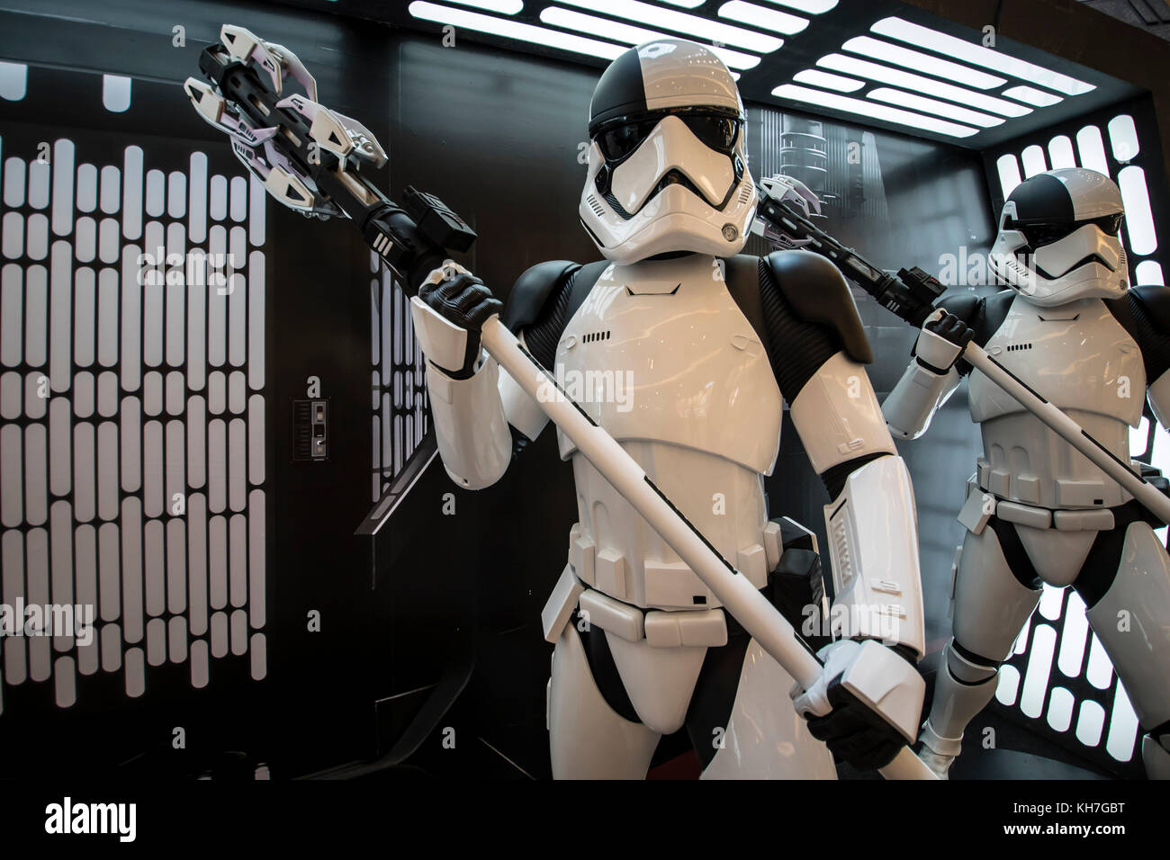 Kuala Lumpur, Malaysia. 13. November 2017. Star Wars der letzte Jedi film Förderung in einem Kuala lumpur Einkaufszentrum beginnt. Big Star Wars Figuren auf dem Display. © danny Chan/alamy Leben Nachrichten. Stockfoto